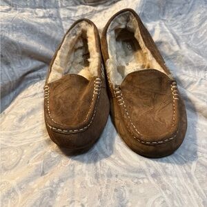 UGG Slippers Womens Size 8 Tan Winter Slip-on Loafers